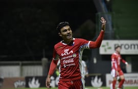 El delantero de Nacional, Hugo Iván Valdez celebra el tanto que le dio la victoria al tricolor , en su visita a Rubio Ñu en el barrio Santísima Trinidad.