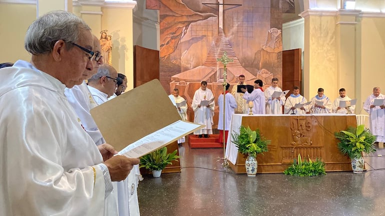 La misa crismal se celebró en la noche del miércoles santo en la catedral de Concepción.