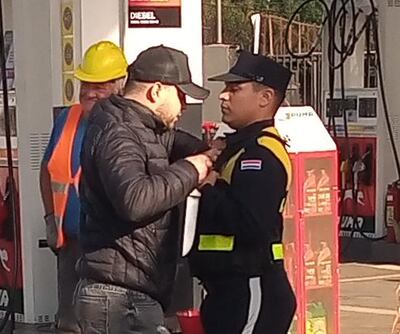 El joven incluso habría apoyado su cuchillo sobre el pecho del PMT, según datos del Ministerio Público.