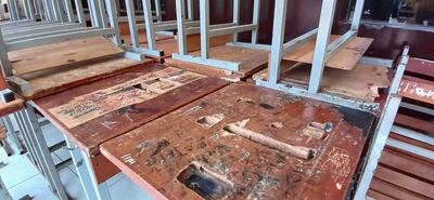 Muebles en mal estado esperan a los niños para a retorno a clases.