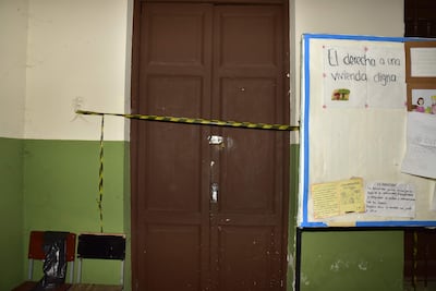 Una cinta de advertencia fue colocada en una sala de clases que está en riesgo de derrumbe, en la escuela Juan Ramón Dahlquist, del barrio Ricardo Brugada.