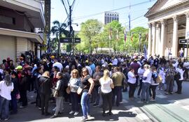 Docentes de la FEP se congregaron frente al Ministerio de Economía.