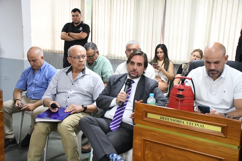 Jorge Sabaté (con micrófono), director de Asuntos Jurídicos, junto a otros integrantes del Gabinete del intendente de Asunción, Luis Bello (ANR-HC).