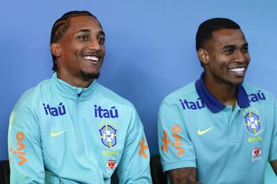 Los jugadores de la selección brasileña de fútbol Joao Pedro (i) y Jean Lucasen participan en una rueda de prensa este martes, en el centro de entrenamiento Granja Comary, en Teresópolis (Brasil).
