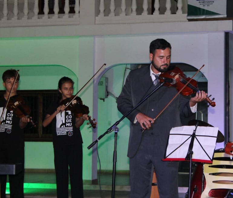 Niños y jóvenes integrantes del Conservatorio Musical.