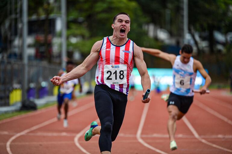 César Almirón Escobar (22 años), velocista tricolor.