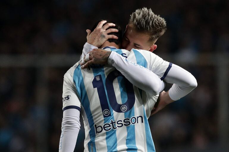 El mediocampista paraguayo de Racing, Matías Rojas (al frente), celebra después de anotar durante el partido de vuelta de la fase de grupos de la Copa Libertadores entre Racing de Argentina y Ñublense de Chile en el estadio Cilindro de Avellaneda, en Avellaneda, provincia de Buenos Aires, Argentina, el 28 de junio de 2023.