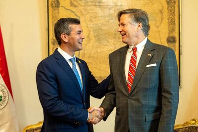 Fotografía tomada de la cuenta en X @SantiPenap del presidente de Paraguay, Santiago Peña (i), y el subsecretario de Estado de los Estados Unidos, Christopher Landau, este sábado, en La Paz (Bolivia). 
