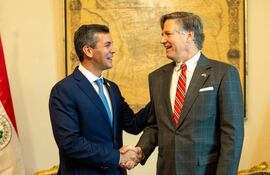 Fotografía tomada de la cuenta en X @SantiPenap del presidente de Paraguay, Santiago Peña (i), y el subsecretario de Estado de los Estados Unidos, Christopher Landau, este sábado, en La Paz (Bolivia).