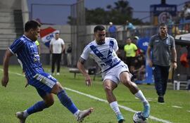 El entrenador de Sol de América, Roberto Torres, observa como Aquilino Giménez llega para cerrar el avance de Abel Paredes.