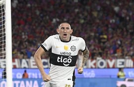 Facundo Zabala, jugador de Olimpia, celebra un gol en el partido frente a Cerro Porteño por la fecha 17 del torneo Apertura 2025 del fútbol paraguayo en el estadio La Nueva Olla, en Asunción, Paraguay.