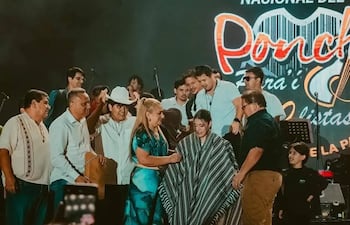 Mily Brítez se alzó con el Poncho Para’í de Oro en el Festival Nacional de Piribebuy.