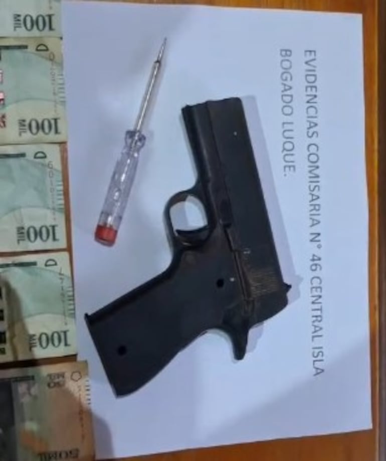 La pistola de plástico y el destornillador encontrados en poder del presunto asaltante.
