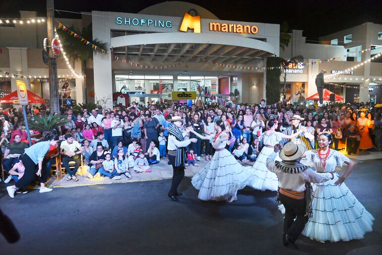 Danza paraguaya en la fiesta de San Juan del Shopping Mariano.