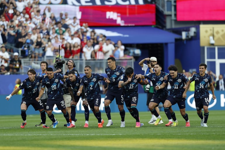 Los jugadores de Paraguay celebran la victoria en el partido de dieciseisavos de final de la Copa Mundial de la FIFA 2026 entre Alemania y Paraguay, en Boston, Massachusetts, EE. UU..