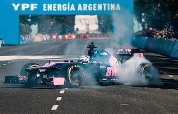 El piloto argentino de Fórmula 1, Franco Colapinto, realiza una exhibición este domingo en Buenos Aires, ante una multitud.