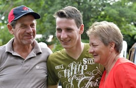 Arlan Fick Bremm sonríe junto a sus padres, Álcido y Melania, tras ser liberado el 25 de diciembre de 2014.