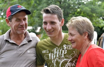 Arlan Fick Bremm sonríe junto a sus padres, Álcido y Melania, tras ser liberado el 25 de diciembre de 2014.