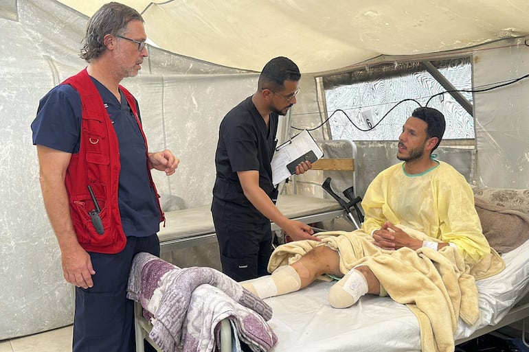 Numerosos pacientes y enfermos en la Franja Gaza dependen todavía hoy, pese al alto el fuego, de la atención que brindan hospitales de campaña.
