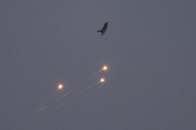 Un avión de combate israelí lanza bengalas sobre una zona cercana a la frontera entre Líbano e Israel.