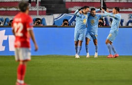 Martín Cauteruccio (i) anotó el primer gol de Bolívar en La Paz.