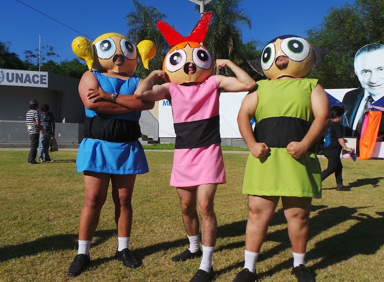 Cosplayers de "The Powerbluffs" en el Centro Cultural UNACE en 2013 con una gigantografía de Lino Oviedo atrás.