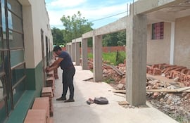 En la Escuela Puertas del Sol de San Antonio las obras quedaron suspendidas. La comunidad educativa espera un nuevo llamado para que un pabellón sea refaccionado.