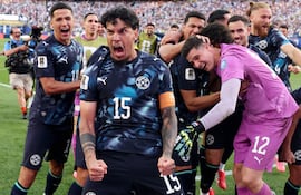 Gustavo Gómez celebra luego de vencer a Alemania en la tanda de penales.