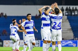 Los jugadores del 2 de Mayo celebran un gol en el partido frente a Cerro Porteño por la fecha 2 del torneo Clausura 2026 de la Primera División de Paraguay en el estadio Río Parapití, en Pedro Juan Caballero, Paraguay.