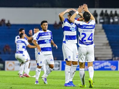 Los jugadores del 2 de Mayo celebran un gol en el partido frente a Cerro Porteño por la fecha 2 del torneo Clausura 2026 de la Primera División de Paraguay en el estadio Río Parapití, en Pedro Juan Caballero, Paraguay.