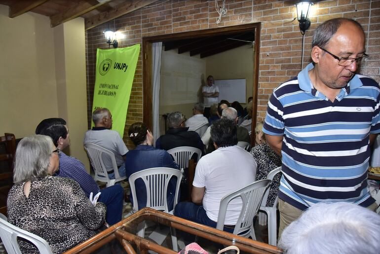 La reunión se llevó a cabo en la sede de la Unión Nacional de Jubilados del IPS. 