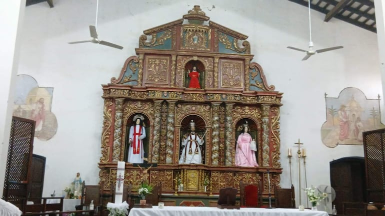 Altar ornamentado con figuras religiosas en la Catedral de San Pedro Apóstol, decorado con flores y manteles blancos.