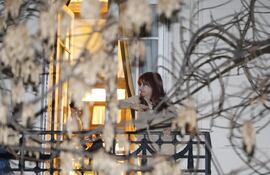 La expresidenta argentina Cristina Fernández saluda desde el balcón de su casa este martes, en Buenos Aires (Argentina).