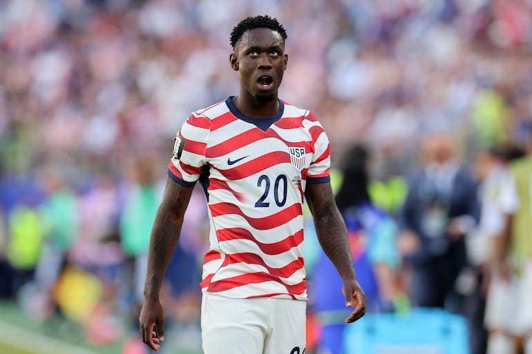 El estadounidense Folarin Balogun abandona el terreno de juego tras recibir una tarjeta roja durante el partido de dieciseisavos de final de la Copa Mundial de la FIFA 2026 entre Estados Unidos y Bosnia-Herzegovina, en San Francisco, California (EE. UU.), el 1 de julio de 2026.