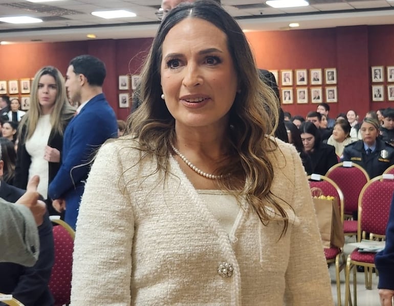 Adriana Giagni Rojas, integrante del Tribunal de Apelación Penal, quien se inhibió bajo la causal de que tiene relación de amistad y cercanía con el círculo de Mario Abdo Benítez, investigado en la causa.