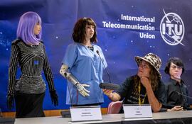 La robot recepcionista "Desdemona", la robot asistente de salud "Grace", el CEO de SingularityNET Ben Goertzel y el androide teleoperado "Geminoid HI-2".