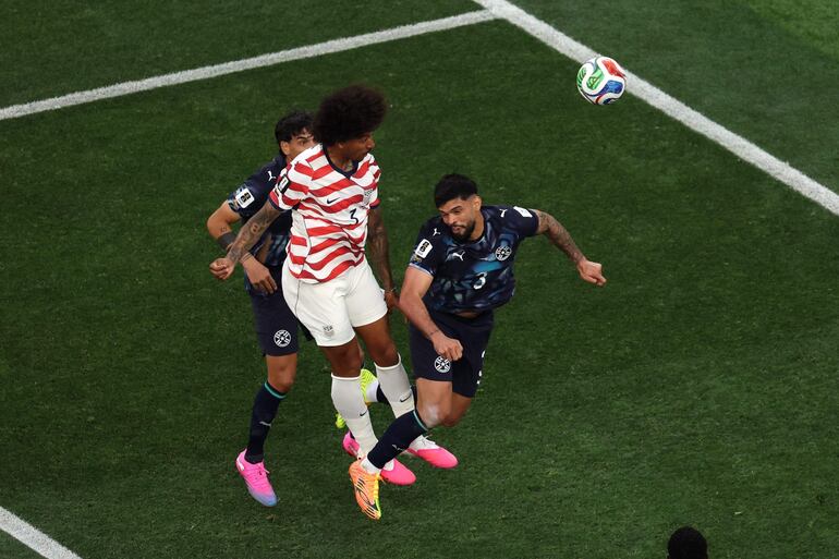 Chris Richards #3 de los Estados Unidos gana un cabezazo contra Omar Alderete de Paraguay durante el partido del Grupo D de la Copa Mundial de la FIFA 2026 entre Estados Unidos y Paraguay en el Los Angeles Stadium el 12 de junio de 2026 en Los Ángeles, California.