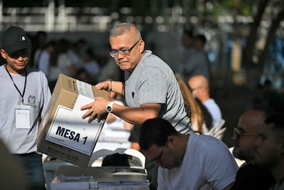 Personal electoral se prepara para la apertura de las urnas durante las elecciones presidenciales en la escuela La Ensenanza de Barranquilla, Colombia, el 31 de mayo de 2026.