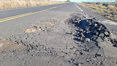 La carretera presenta peligrosos baches.
