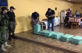 los-252-kilos-de-cocaina-que-se-encontraban-distribuidos-en-mas-de-50-bolsas-estaban-en-la-jefatura-policial-del-amambay--231238000000-1285537.jpg