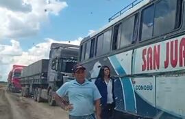 La unidad de transporte público de pasajeros no podía continuar el viaje tras el pequeño aguacero, que convirtió los caminos en lodazales.