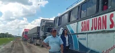 La unidad de transporte público de pasajeros no podía continuar el viaje tras el pequeño aguacero, que convirtió los caminos en lodazales.