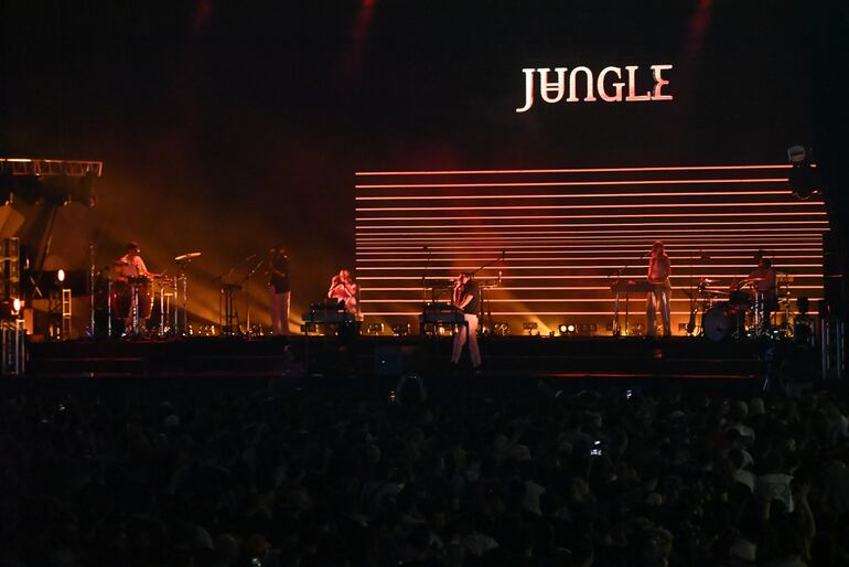 El grupo británico Jungle en el escenario de Asunciónico.