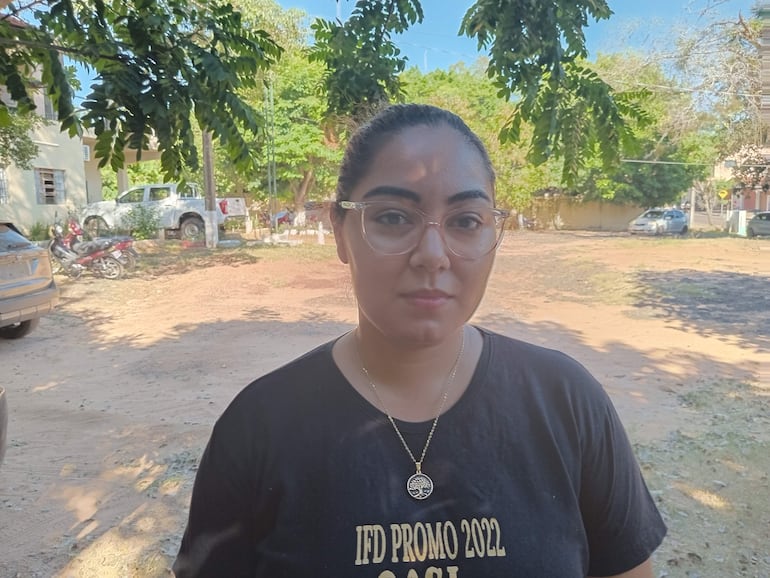 La profesora Laura Espinola denunció que hay políticos de la zona que exigen afiliación al Partido Colorado para acceder a los rubros del MEC 
