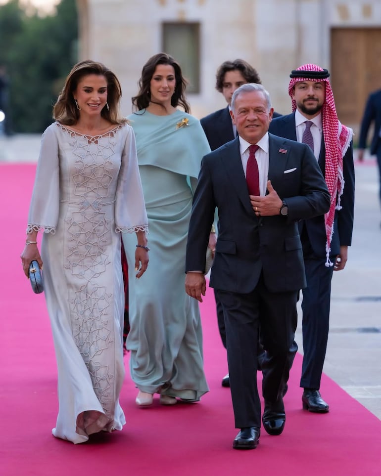 Los reyes de Jordania, Rania y Abdalá, junto a los príncipes Hussein y Rajwa. (Instagram/Queen Rania)