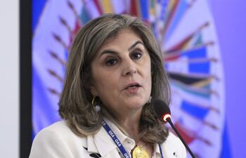 USA2417. WASHINGTON (DC, EEUU), 05/05/2025.- La diplomática colombiana Laura Gil habla tras su elección como secretaria general adjunta de la Organización de los Estados Americanos (OEA) este lunes en la sede del organismo en Washington (EE.UU.). Gil fue elegida como secretaria general adjunta de la Organización de los Estados Americanos (OEA), convirtiéndose en la primera mujer en ocupar el segundo cargo más alto del organismo. EFE/Lenin Nolly