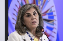 USA2417. WASHINGTON (DC, EEUU), 05/05/2025.- La diplomática colombiana Laura Gil habla tras su elección como secretaria general adjunta de la Organización de los Estados Americanos (OEA) este lunes en la sede del organismo en Washington (EE.UU.). Gil fue elegida como secretaria general adjunta de la Organización de los Estados Americanos (OEA), convirtiéndose en la primera mujer en ocupar el segundo cargo más alto del organismo. EFE/Lenin Nolly