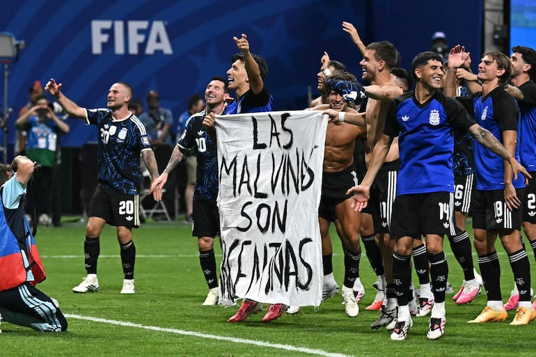 Los jugadores de Argentina sostienen una pancarta que dice "Las Malvinas son argentinas" ("The Malvinas (Falkland Islands) belong to Argentina"), tras ganar el partido de semifinales del torneo de fútbol de la Copa Mundial 2026 contra Inglaterra en el Estadio de Atlanta en Atlanta.
