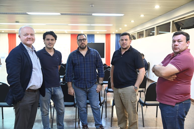 Estuvieron presentes representantes de empresas que fueron descalificadas para pujar en la subasta: Juan Carlos Guanes, de Trafosur; Juan Silguero, de Asunción Soluciones Ambientales S.A., Gianmarco Felippo, de Trafopar y William Jara, de Merva SA.