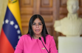 El Tribunal Supremo de Justicia (TSJ) de Venezuela ordenó este sábado que la vicepresidenta ejecutiva, Delcy Rodríguez, asuma como presidenta encargada del país caribeño.